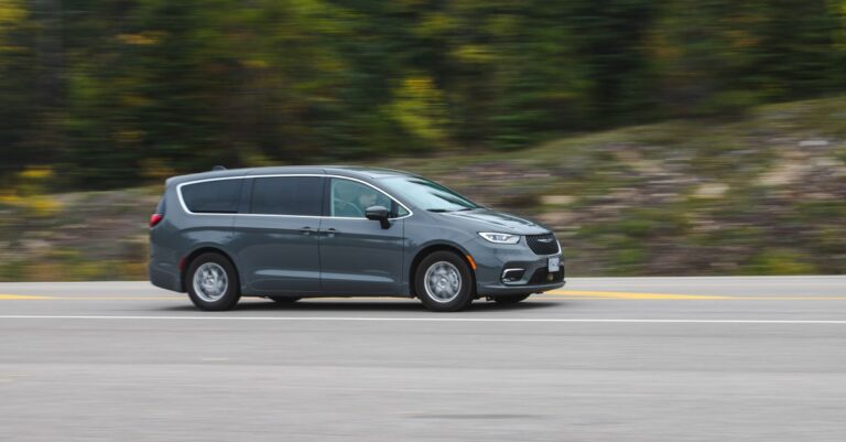 découvrez les dimensions et les caractéristiques du chrysler voyager, un véhicule spacieux et polyvalent idéal pour toute la famille.