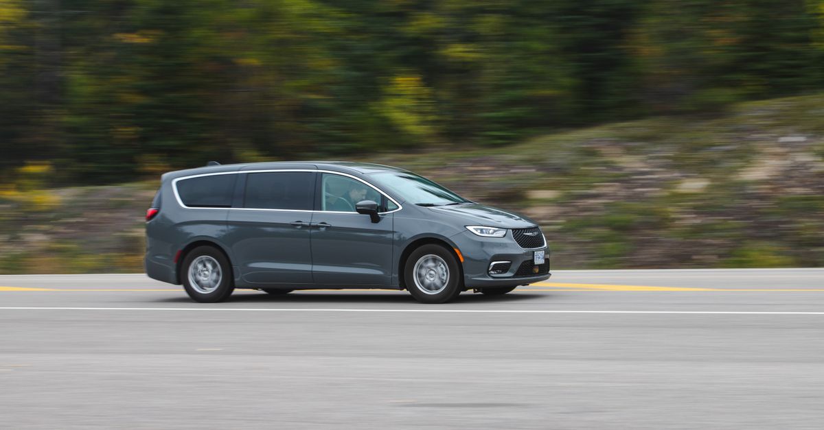 découvrez les dimensions et les caractéristiques du chrysler voyager, un véhicule spacieux et polyvalent idéal pour toute la famille.