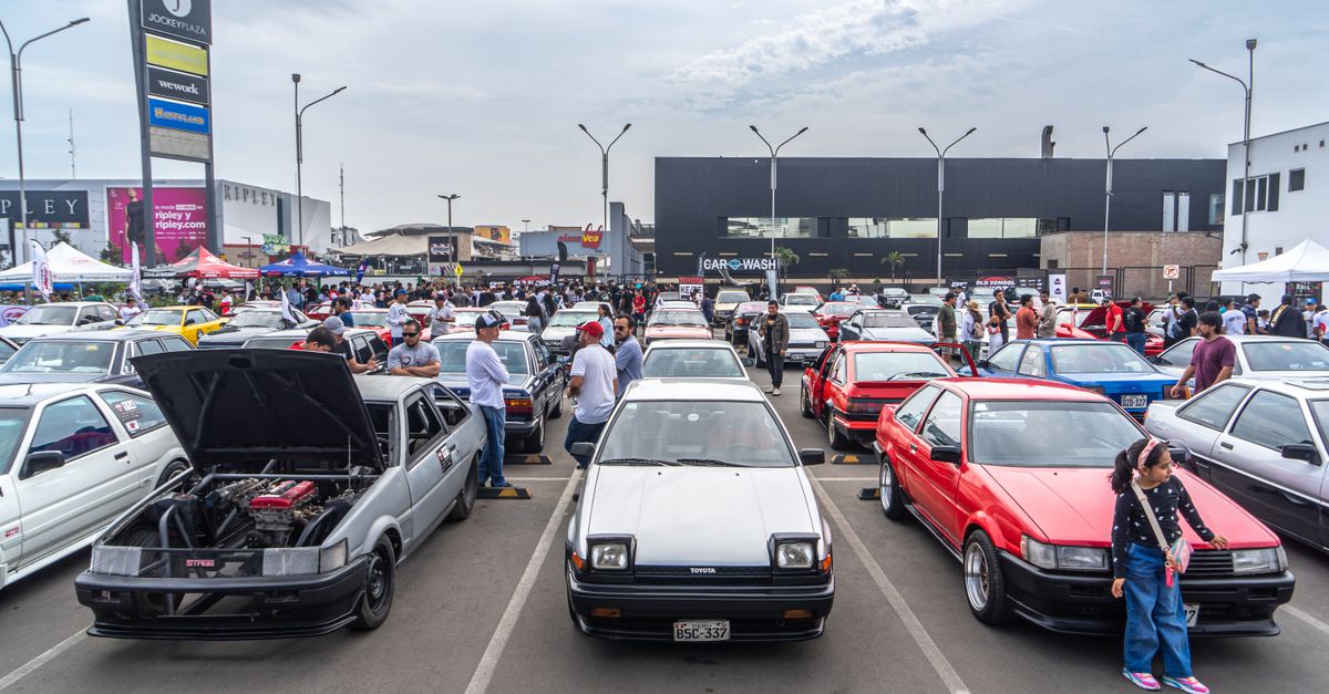 découvrez la toyota ae86 trueno, une icône des voitures japonaises des années 80, réputée pour sa maniabilité, son style rétro et ses performances légendaires.