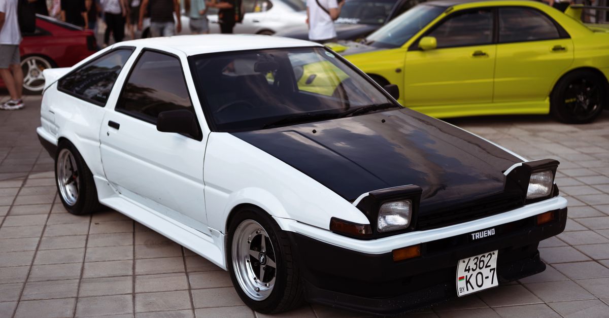 découvrez la toyota ae86 trueno, icône des années 80, célèbre pour son design vintage, ses performances dynamiques et sa popularité dans le monde du drift.