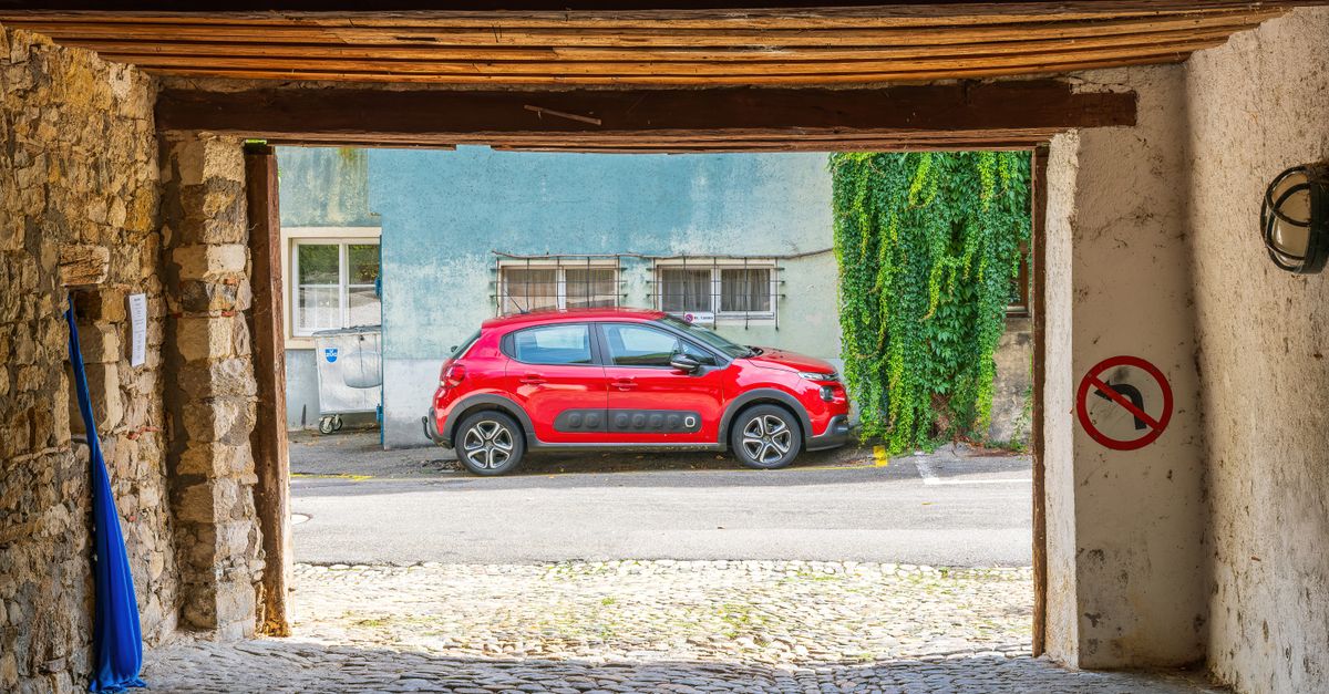 découvrez la citroën c3 2010, une citadine compacte alliant confort, design moderne et motorisations économiques pour une conduite agréable au quotidien.