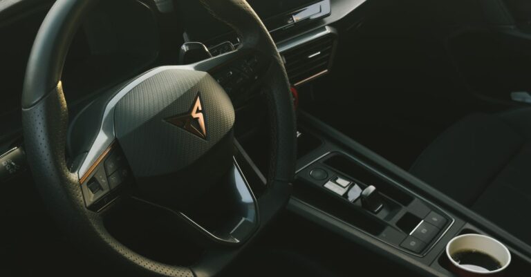 découvrez l'intérieur du dacia sandman : un espace astucieux, modulable et confortable, idéal pour vos aventures et voyages.