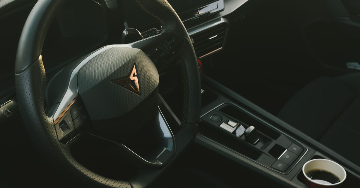 découvrez l'intérieur du dacia sandman : un espace astucieux, modulable et confortable, idéal pour vos aventures et voyages.