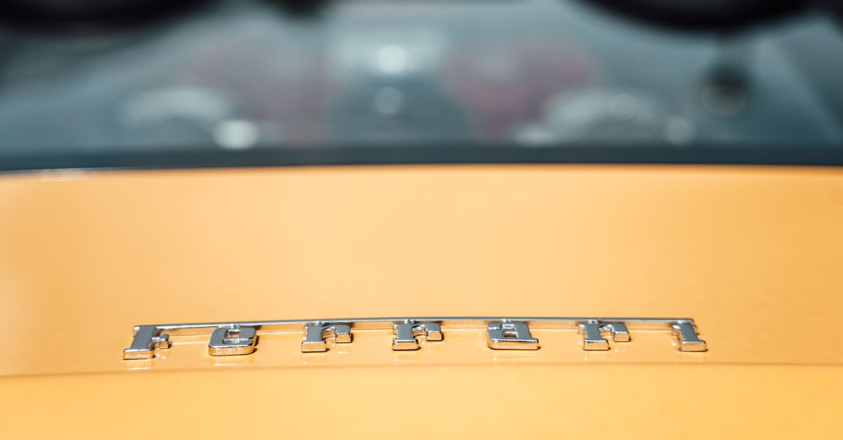 découvrez le prix de la ferrari f40, la légendaire supercar italienne emblématique des années 80, réputée pour ses performances exceptionnelles et son design iconique.
