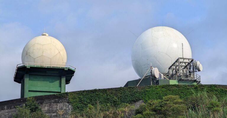 découvrez notre radar à tourelle, une solution performante pour la surveillance de sécurité et le suivi précis des cibles.