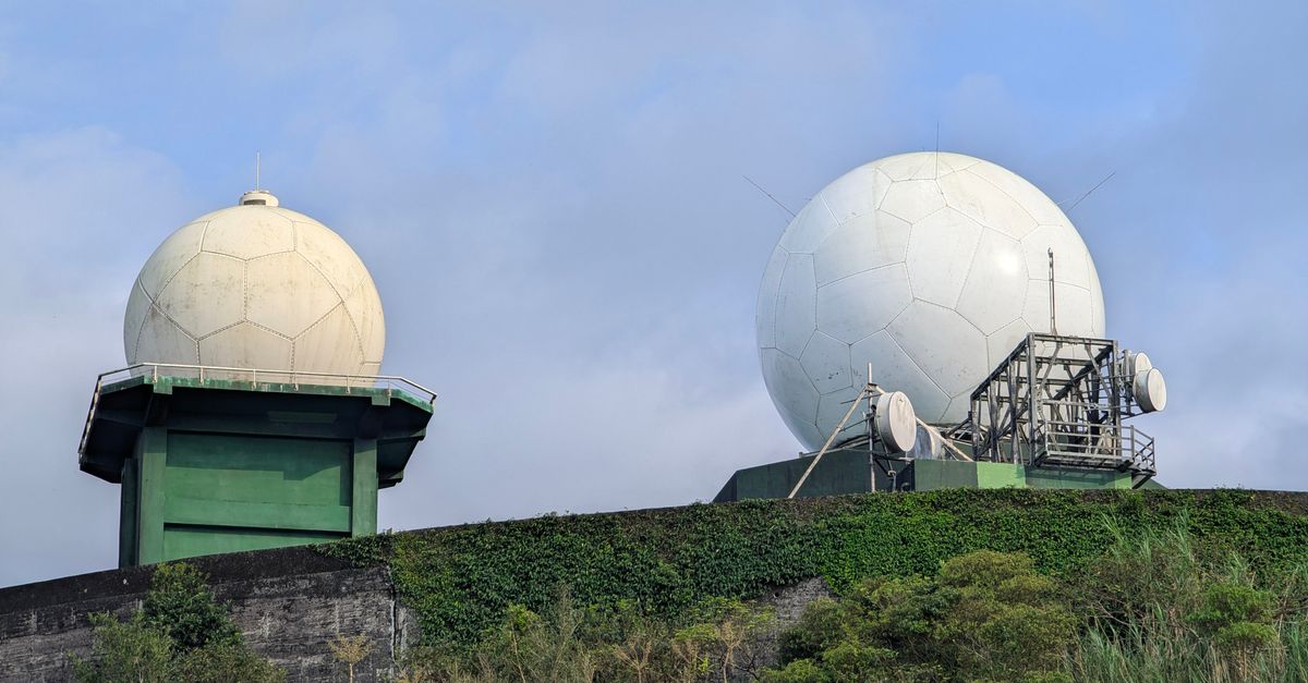 découvrez notre radar à tourelle, une solution performante pour la surveillance de sécurité et le suivi précis des cibles.