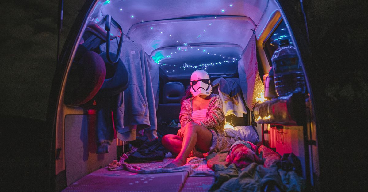 découvrez notre lit-voile pour camping-car, idéal pour un sommeil confortable et optimisé lors de vos aventures en van aménagé.