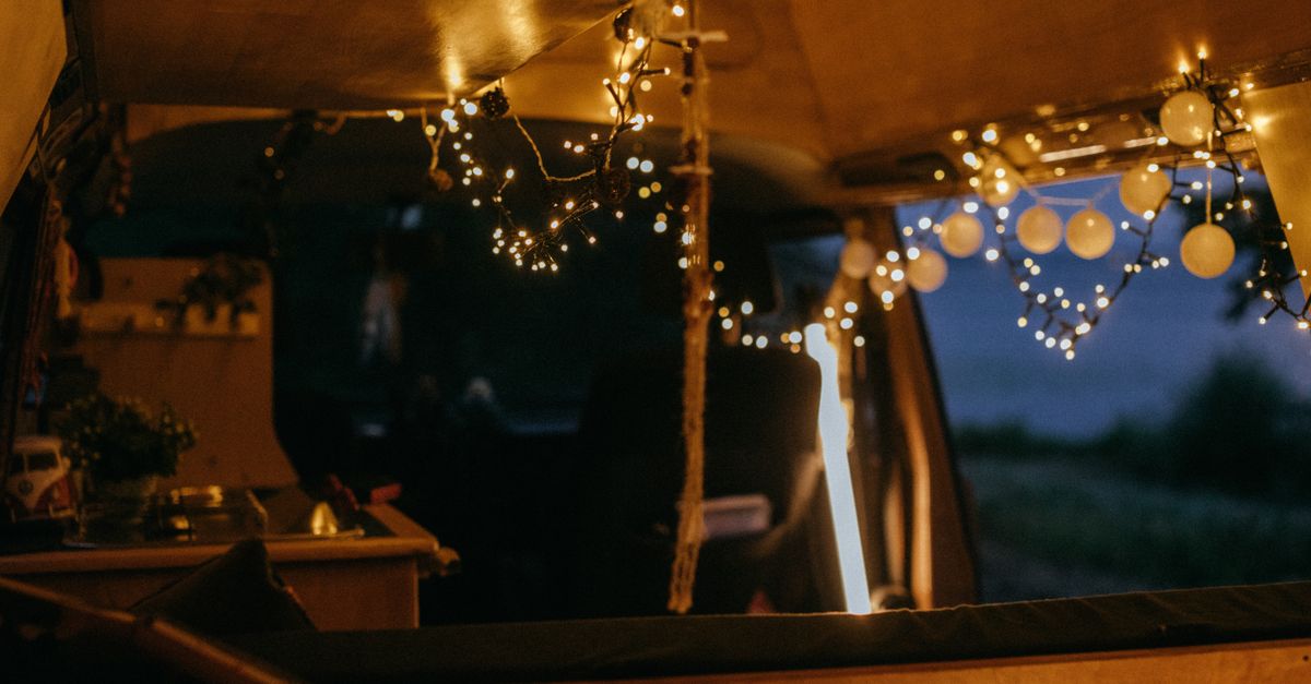découvrez notre lit de tente pour fourgon aménagé, idéal pour un confort optimal lors de vos aventures en campervan.