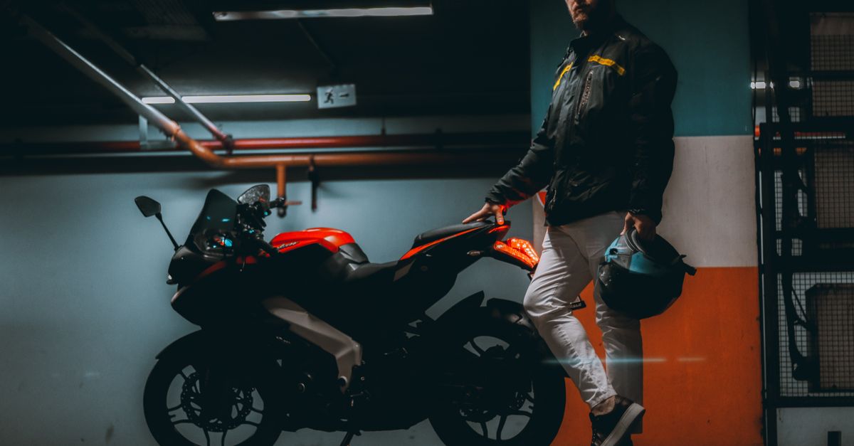 découvrez comment choisir un chargeur de batterie pour moto adapté, recharger votre batterie en toute sécurité et prolonger sa durée de vie.