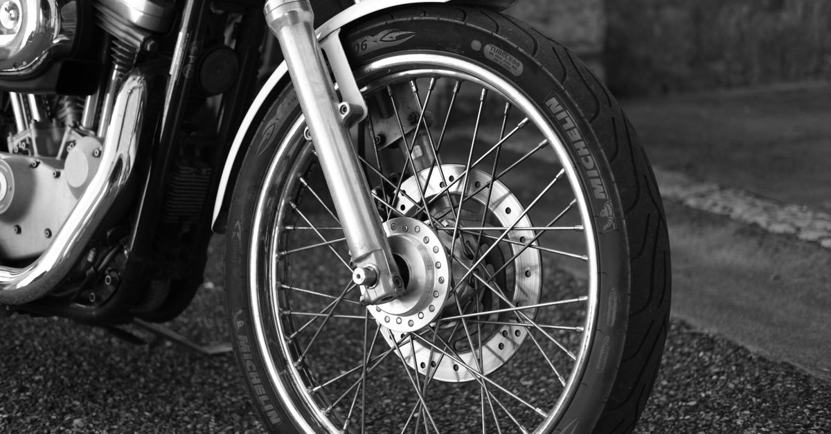 découvrez la pression idéale des pneus de moto, comment la vérifier et l’ajuster pour rouler en toute sécurité et prolonger leur durée de vie.