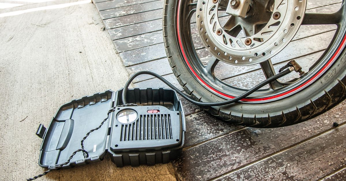 découvrez la pression idéale des pneus de moto, comment la vérifier et l’ajuster pour rouler en toute sécurité et optimiser leur durée de vie.