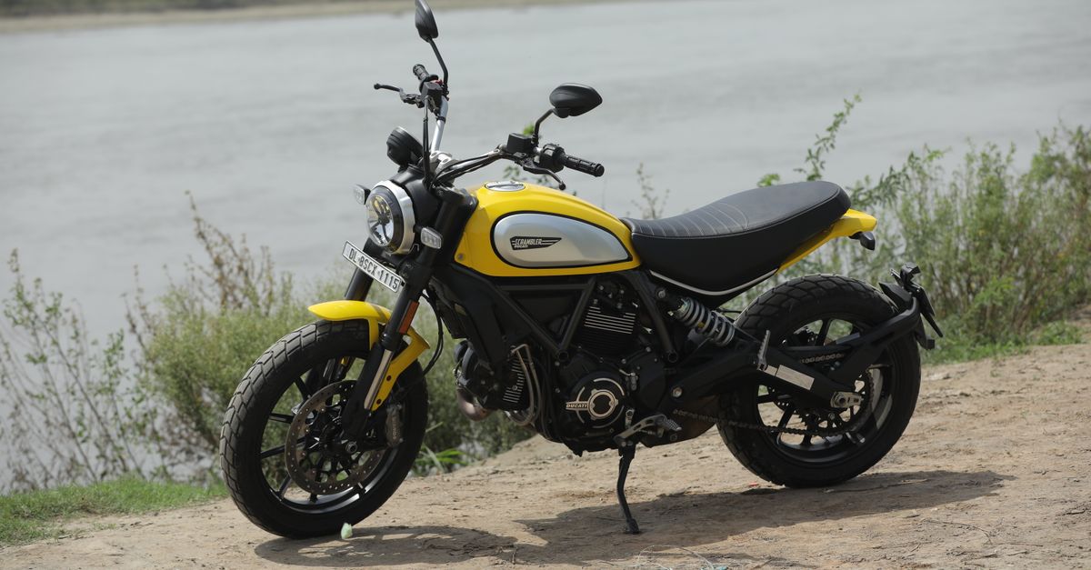 découvrez la hauteur de selle de la triumph scrambler 400 x : 835 mm. consultez les informations utiles pour évaluer son confort et son accessibilité.
