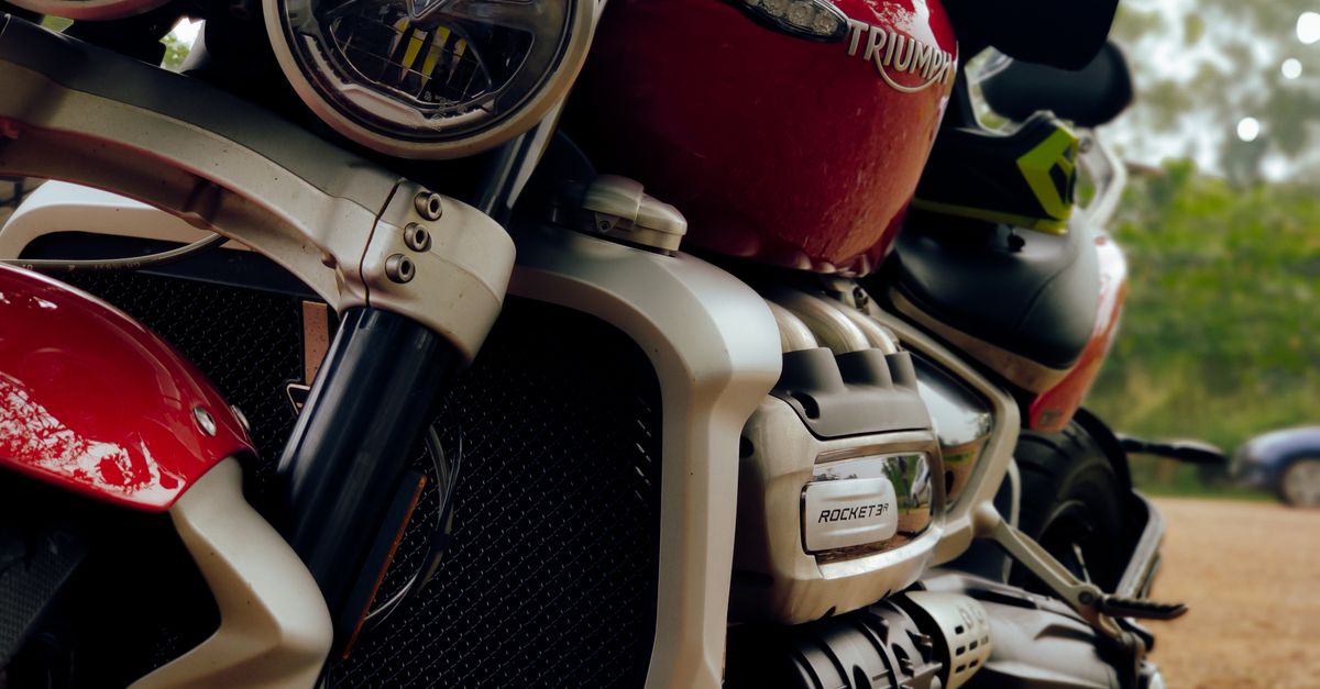 découvrez l’autonomie de la triumph speed 400, sa consommation et les facteurs qui influencent la distance parcourue avec un plein.