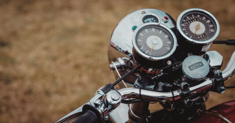 découvrez les accessoires indispensables pour vos trajets quotidiens en triumph speed twin 900 : confort, praticité et style au rendez-vous.