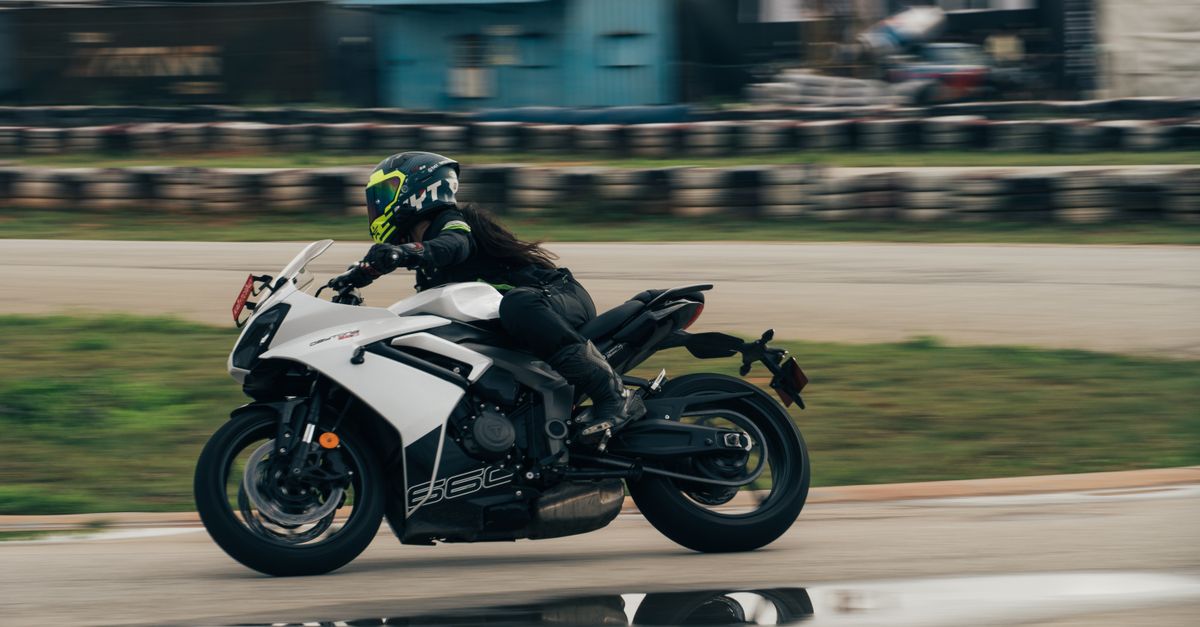 comparez les triumph street triple 765 r et rs : différences de performances, d’équipements, de confort et de prix pour choisir le roadster qui vous convient.