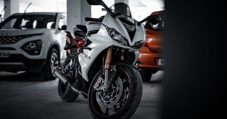comparez les triumph street triple 765 r et rs : différences de performances, d’équipements et de comportement pour choisir le roadster qui vous convient.