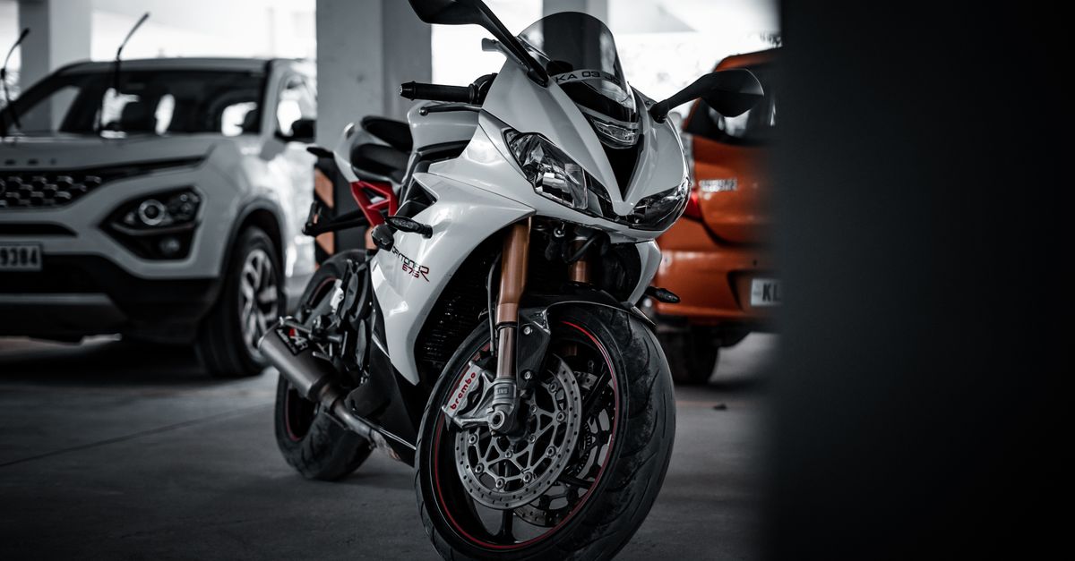 comparez les triumph street triple 765 r et rs : différences de performances, d’équipements et de comportement pour choisir le roadster qui vous convient.