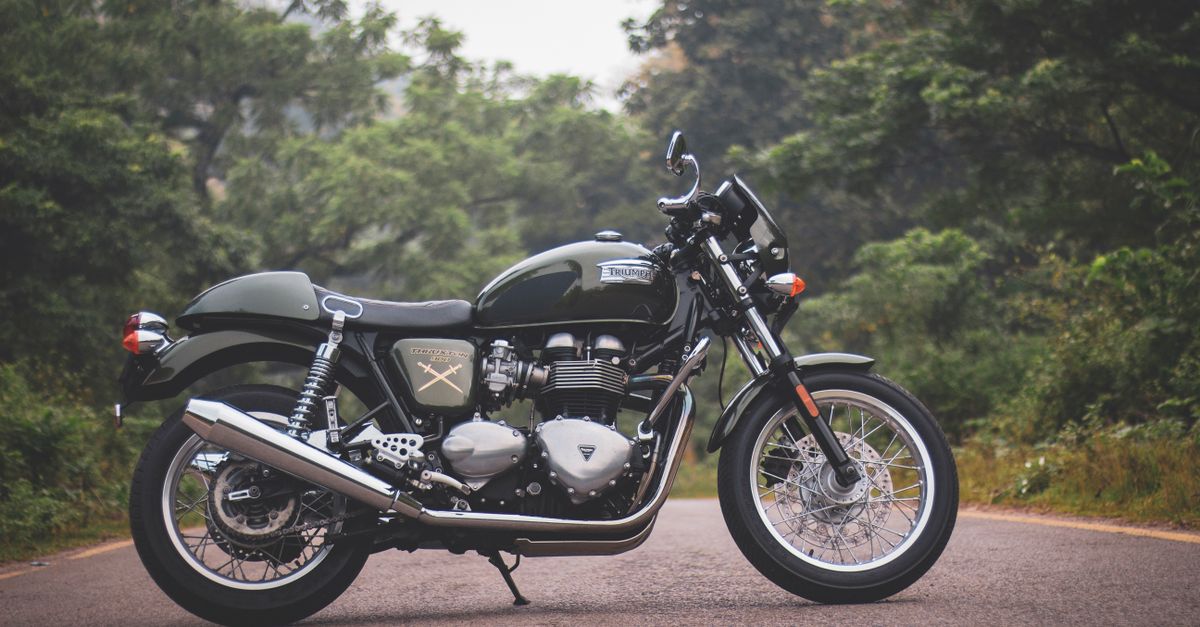 comparez les triumph tiger 900 gt et rally : différences d’équipement, de confort et de capacités tout-terrain pour choisir le modèle adapté à vos aventures.
