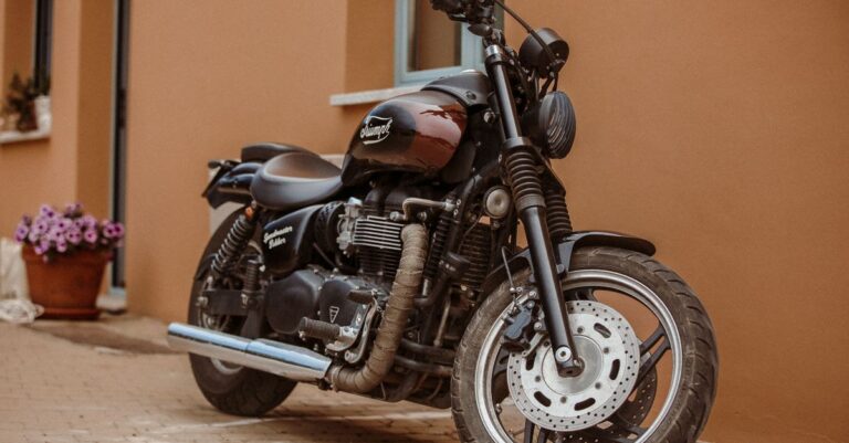 découvrez la hauteur de selle de la triumph trident 660, ses dimensions et les informations utiles pour évaluer son confort et son accessibilité.
